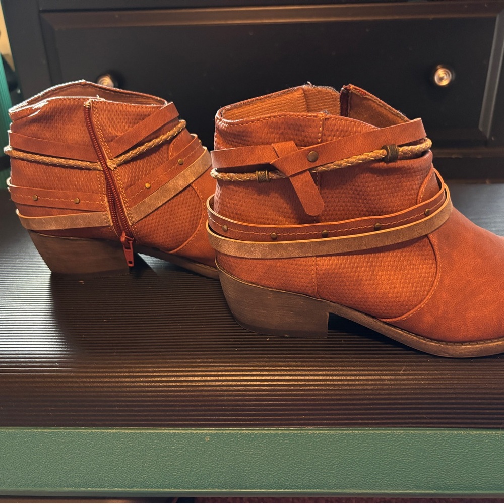 SO Women's Tan Ankle Booties